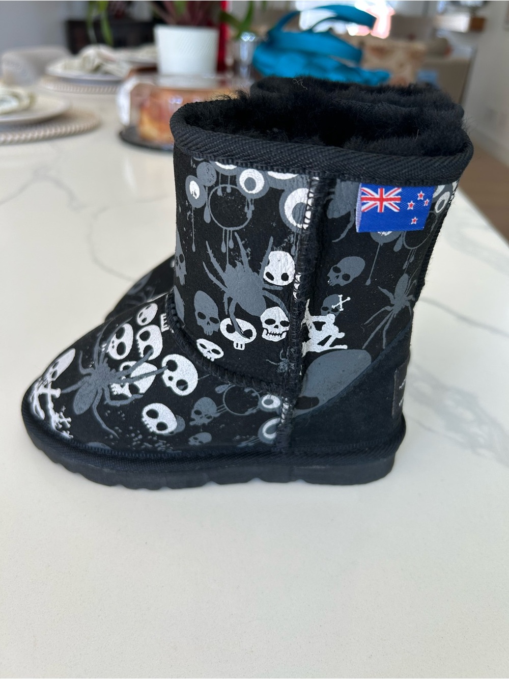 New Toddlers/Kids Moro Moro Sheep Shin Black Skull Print Boots. Sz Large